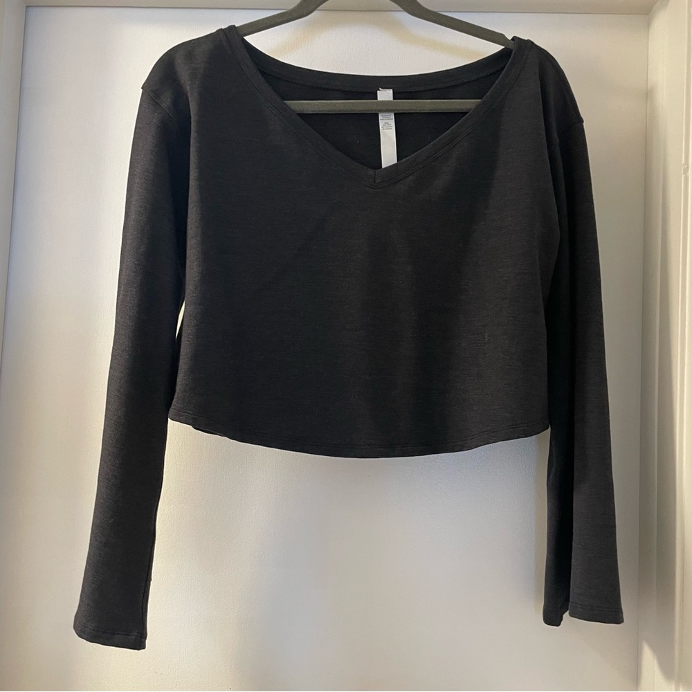 Cropped lululemon shirt with flared sleeves